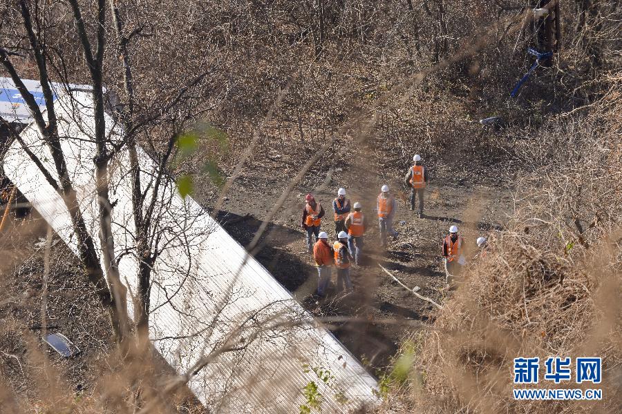 12月1日，救援人员在纽约布朗克斯区列车出轨现场工作。据美国媒体1日报道，纽约一辆通勤列车当天上午7时20分许在布朗克斯区出轨，造成至少4人死亡，另有63人受伤。 新华社记者张宁摄