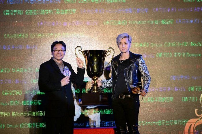 索尼音乐娱乐大中华区副董事总经理冯建强先生送“超级奖杯”道贺罗志祥