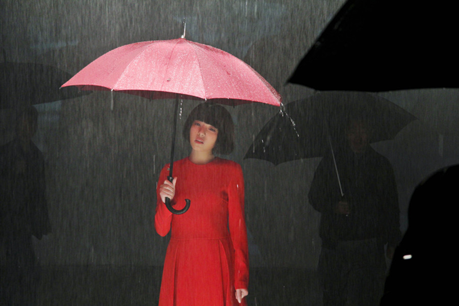 周子琰挑战红衣红伞造型展睿智一面