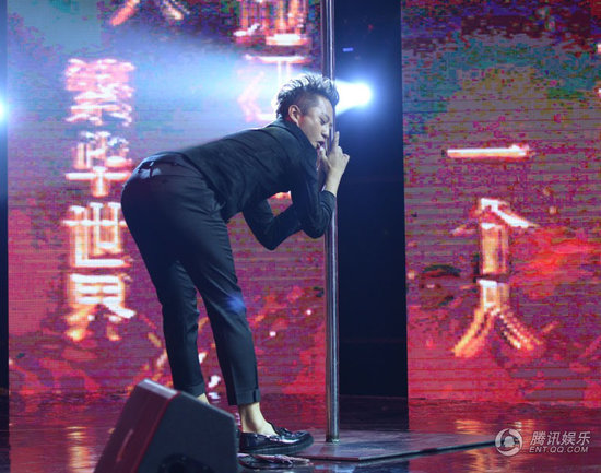乐极生悲，邓超大跳钢管舞博得满堂喝彩，不料一不小心撑破了裤子，尴尬全场
