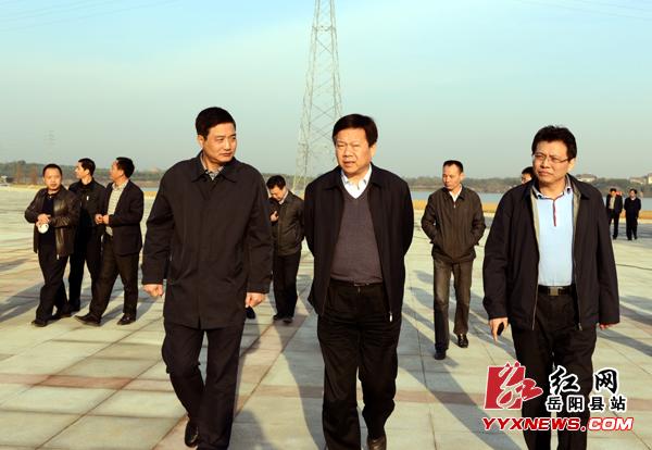 市委书记卿渐伟(中),县委书记毛知兵(右),县长张中于(左)视察荣湾湖