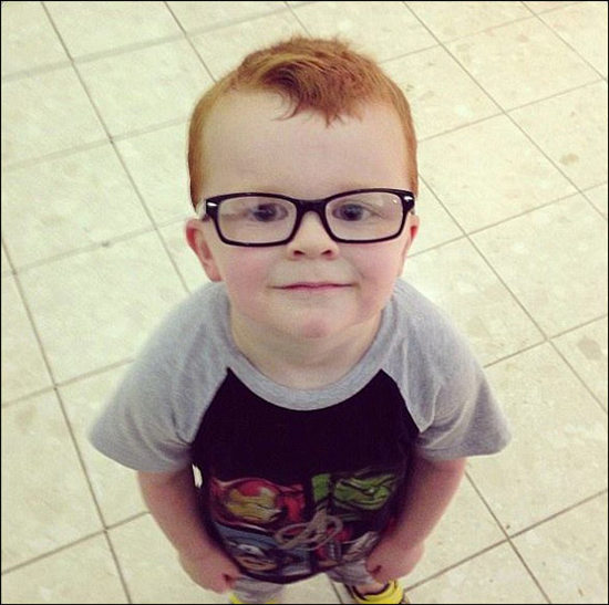 4岁男孩不肯戴眼镜网友拍“四眼”照鼓励(图)