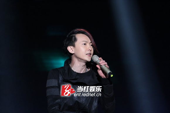 黄义达献唱“男人装”年度盛典 荣获“年度原创音乐人”奖