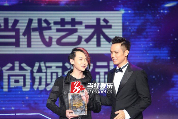 黄义达献唱“男人装”年度盛典 荣获“年度原创音乐人”奖