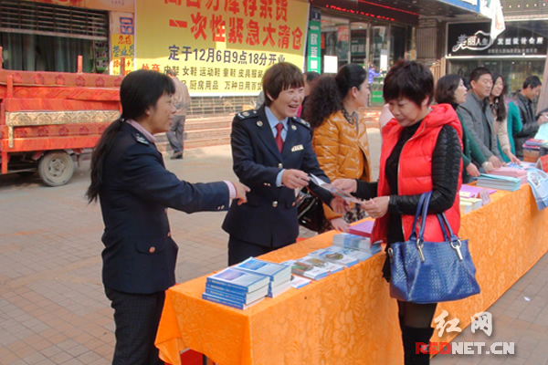 工作人员发放税收宣传资料