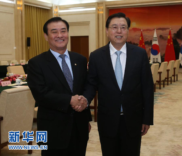 12月4日,全国人大常委会委员长张德江在北京人民大会堂与韩国国会议长姜昌熙举行会谈。 新华社记者 刘卫兵 摄