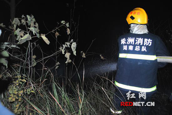 消防官兵灭火。