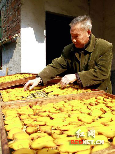 12月4日，隆回县罗洪乡中罗洪村老人邹伯如在翻晒红薯干。