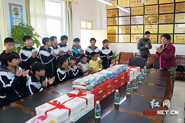 在“国际志愿者日”即将来临之际，全国优秀志愿者孟繁英（右一）同“青护园”爱心团队一道看望长沙市工读学校的孩子们，为他们办了一次别有意义的生日聚会。