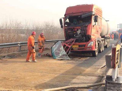 两油罐车相撞致南六环拥堵