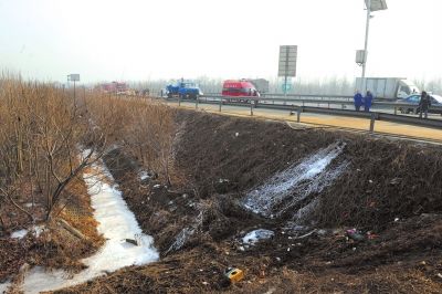 汽油较多的排水沟段，被阻燃材料封闭。