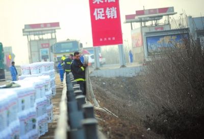 事发地在加油站旁边，消防队员正在待命。