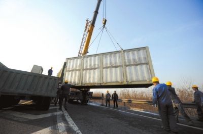 治污人员调来了大型油水分离设备。