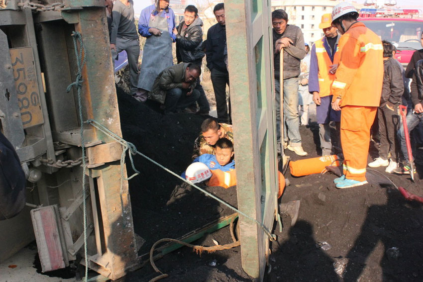 高清组图：男子被数十吨侧翻煤车埋压【3】