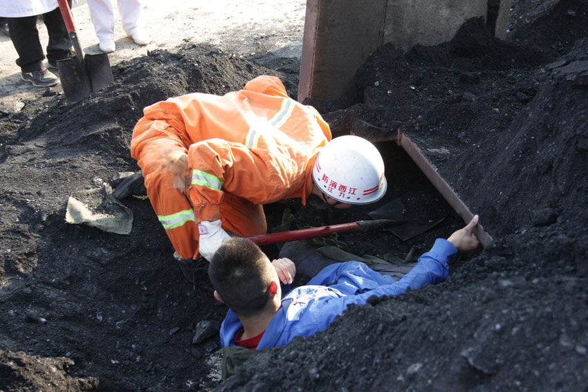 高清组图：男子被数十吨侧翻煤车埋压