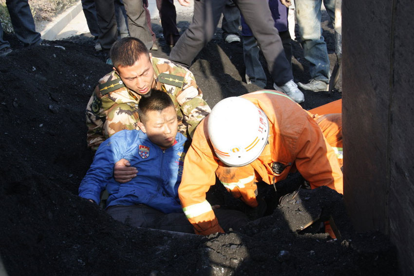 高清组图：男子被数十吨侧翻煤车埋压【2】