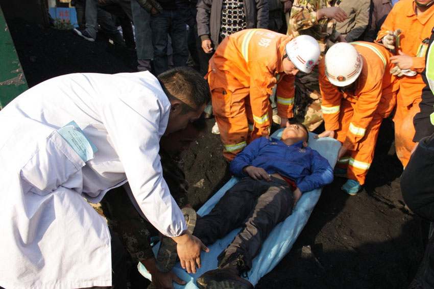 高清组图：男子被数十吨侧翻煤车埋压【4】