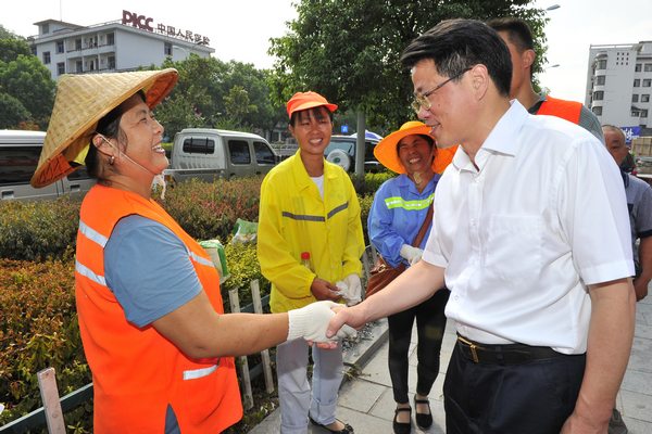 杨光荣：让“廉洁之花”在张家界的奇峰异石间绽放