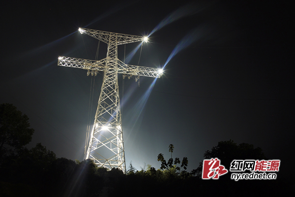 跨越高铁施工现场。