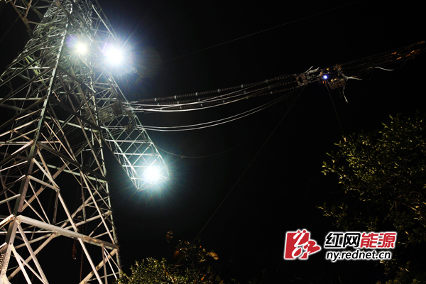 溪浙特高压工程湘6标段跨越高铁施工现场。