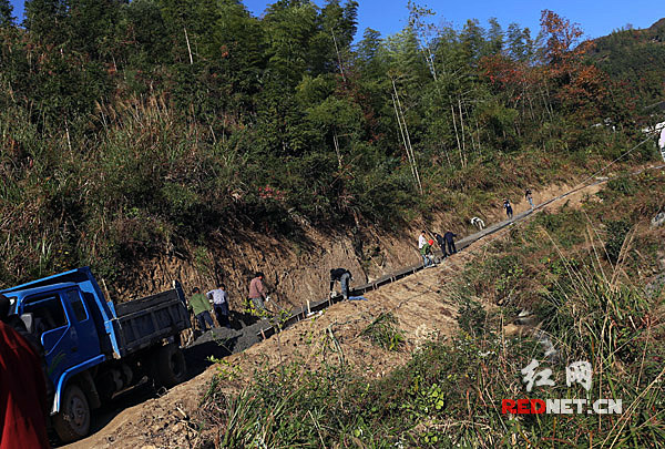 村民正在对村组公路进行硬化。