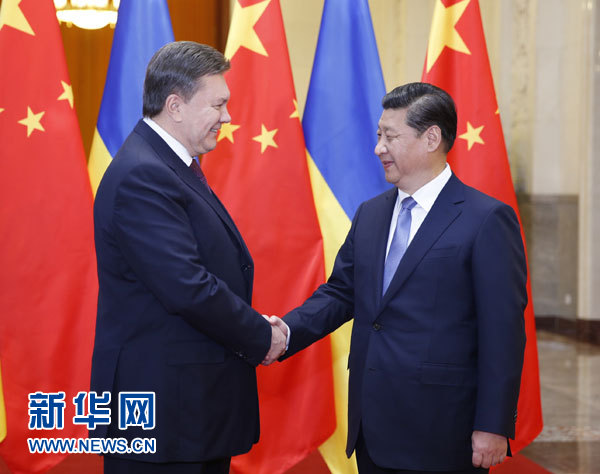 12月5日，国家主席习近平在北京人民大会堂同乌克兰总统亚努科维奇举行会谈。这是会谈前，习近平在人民大会堂北大厅为亚努科维奇举行欢迎仪式。新华社记者鞠鹏摄