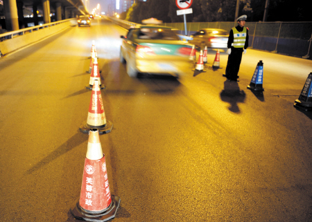 交警部门在晚报大道上环线处等地设置交通路锥并安排专人值守，阻止载重货车上环线。　　王志伟 摄