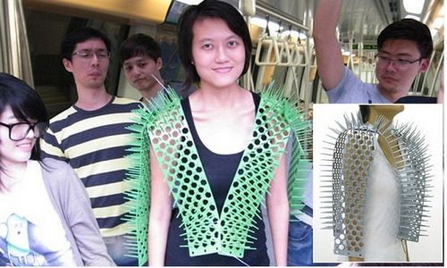 女生发明地铁防性骚扰背心遍布长钉如刺猬（图）