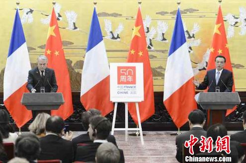 国务院总理李克强6日上午在人民大会堂与法国总理埃罗共同会见记者。中新社发 刘震 摄