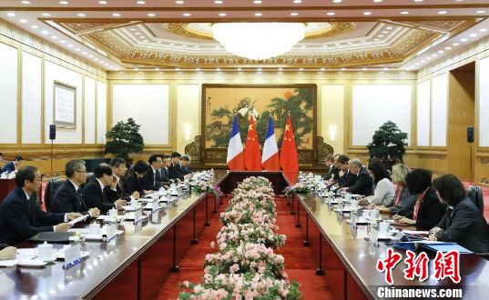 国务院总理李克强6日上午在人民大会堂与法国总理埃罗举行会谈。中新社发 刘震 摄