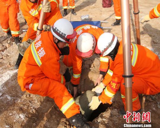 图为消防官兵利用搜救犬搜救被困群众。 汪渝 摄