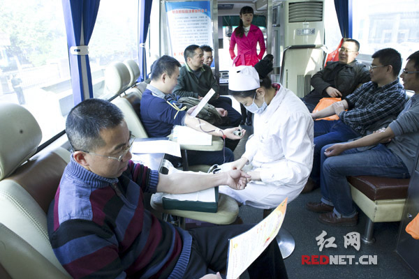 地税干部们正在献血2