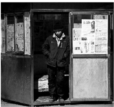 昨日夜间，王先生搬到一间岗亭暂住摄影/本报记者 郝羿