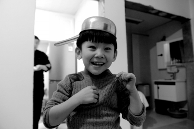 12月5日，在内蒙古包头市东河区北梁，棚改“光屁股小孩”高宇博在新居里玩耍。