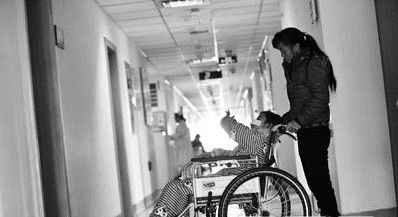 9岁女孩被同学用改装枪打爆左眼 或影响视力