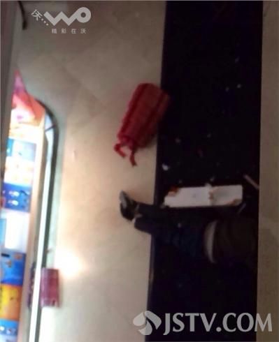 男子疑因嫌女友购物太贵 从商场7楼跳下身亡