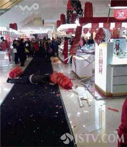 男子疑因嫌女友购物太贵 从商场7楼跳下身亡