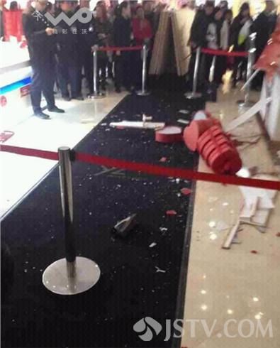 男子疑因嫌女友购物太贵 从商场7楼跳下身亡