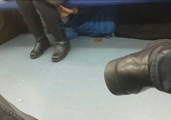 [视频]北京:男子躲地铁座位下偷摸女士腿部