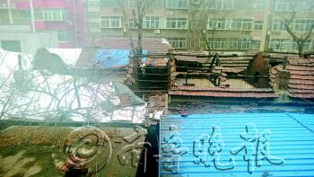 平房的屋顶都被大火烧掉。 本报记者 杜洪雷 摄