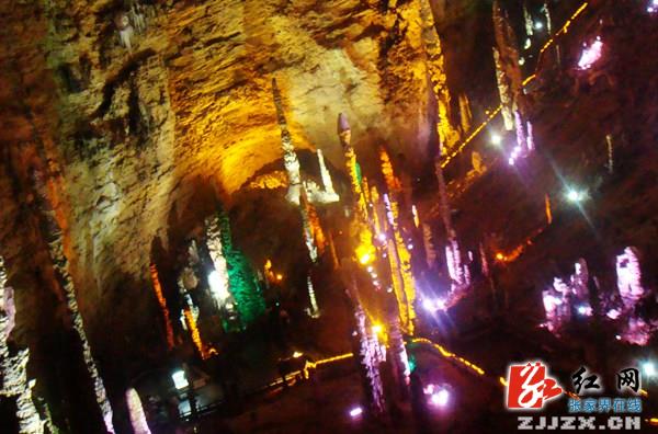 张家界多种地貌景观并存令游人惊叹