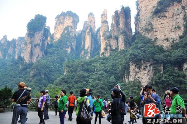 张家界多种地貌景观并存令游人惊叹