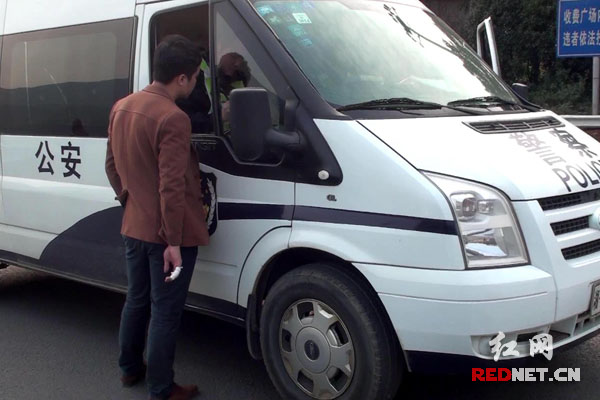 无证驾驶竟敢上高速 被查称会开车正考科目一