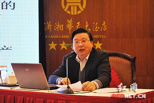 湖南省委宣讲团成员、省国资委党委副书记、纪委书记王宏在报告会上主讲。