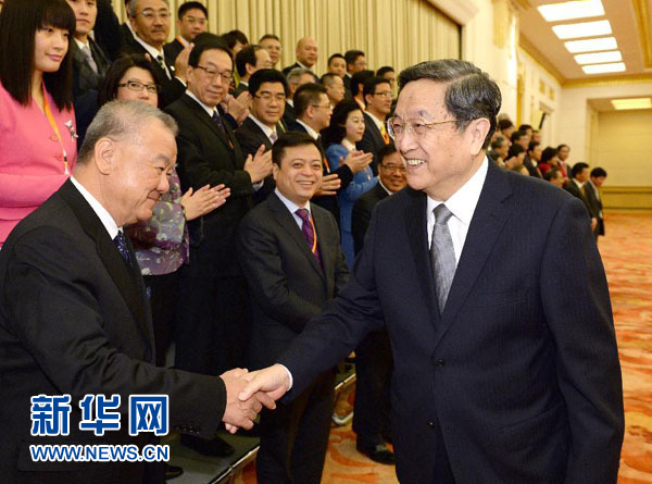 12月9日,中共中央政治局常委、全国政协主席俞正声在北京会见出席第四届ECFA海峡两岸暨香港民间经贸合作论坛的代表。新华社记者 马占成摄