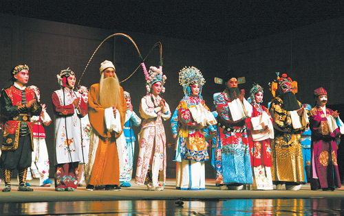 12月6日晚,昆剧《白兔记》在北京大学百年讲堂结束演出后,演员