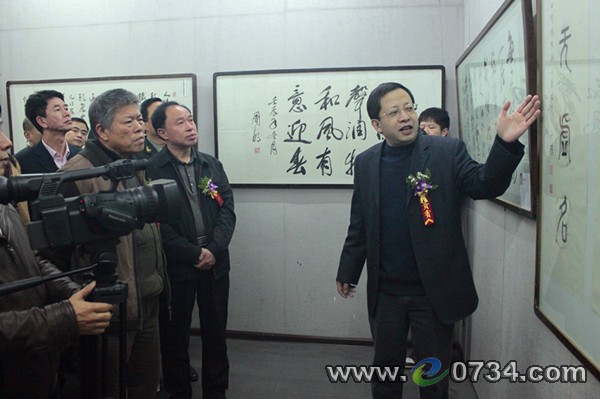 工作人员向参观嘉宾介绍书画作品