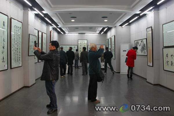 群众参观“诗文风流翰墨飘香——中国作家书画作品展”
