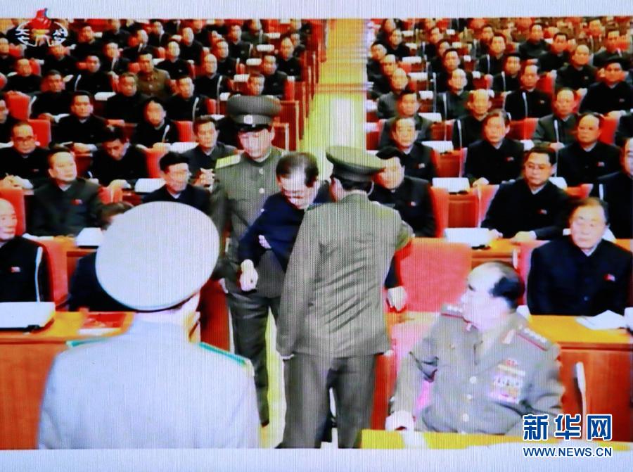 这张12月9日翻拍自朝鲜中央电视台的电视画面显示,张成泽在12月8日劳动党中央政治局扩大会议现场被带走。据朝中社12月9日报道,朝鲜劳动党中央政治局扩大会议8日在平壤举行。会议宣布张成泽一伙有严重反党反革命行为,宣布解除张成泽一切职务并开除出党。新华社记者张利摄