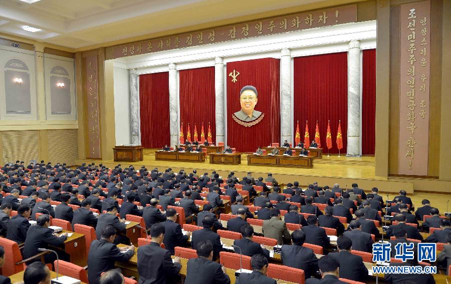 据朝中社12月9日提供的照片显示,12月8日,朝鲜劳动党中央政治局扩大会议在平壤举行。据朝中社9日报道,朝鲜劳动党中央政治局扩大会议8日在平壤举行。会议宣布张成泽一伙有严重反党反革命行为,宣布解除张成泽一切职务并开除出党。新华社/朝中社